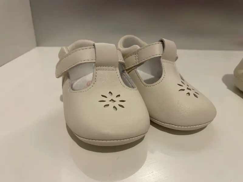 Zapatos de bebé beige