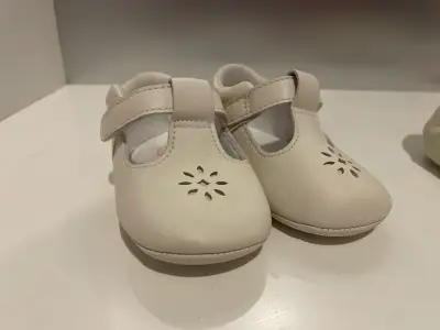 Zapatos de bebé beige - miniatura 1