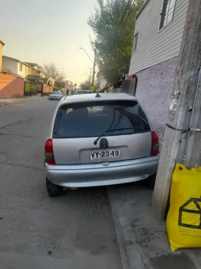 Auto compacto usado plateado - miniatura 1