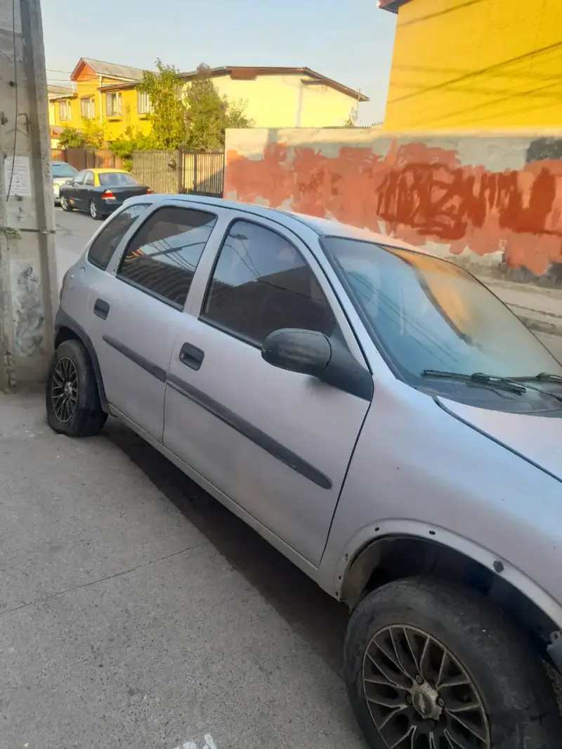 Auto compacto usado plateado - 3
