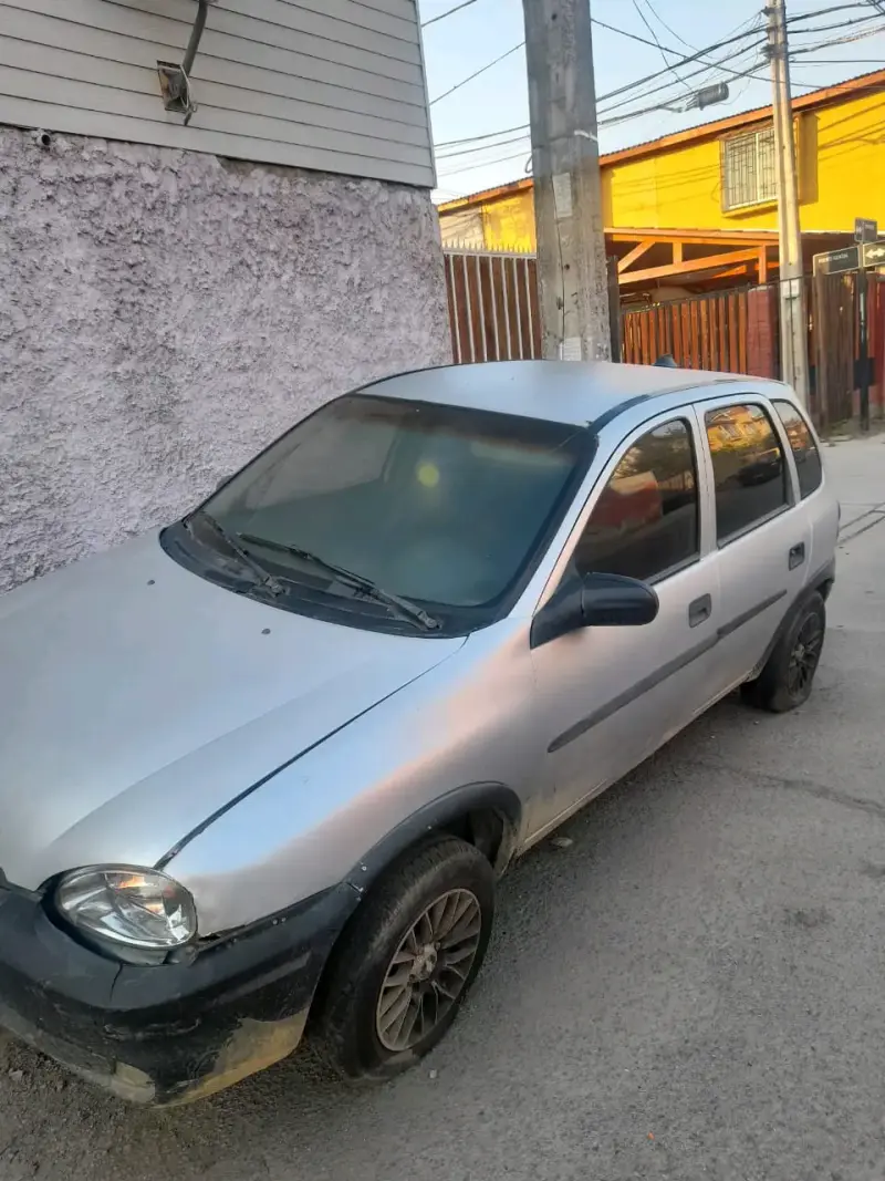 Auto compacto usado plateado - 4