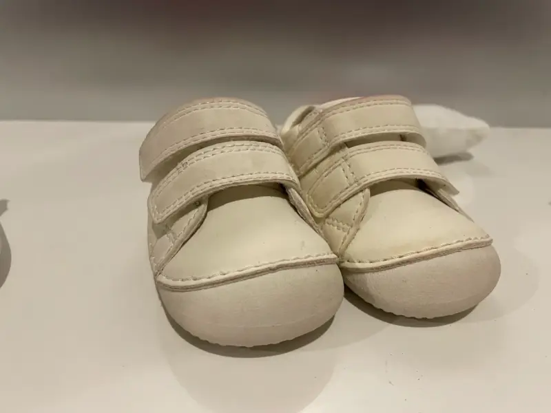 Zapatos blancos de bebé
