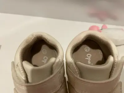 Zapatos blancos de bebé - miniatura 2