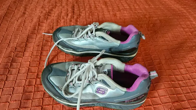 Zapatillas deportivas Skechers gris y violeta.