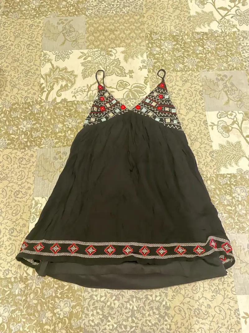 Vestido negro con bordados rojos