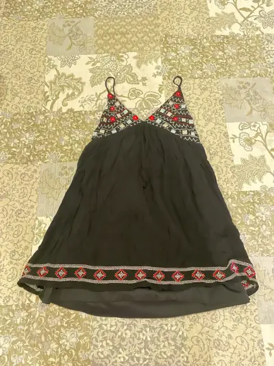 Vestido negro con bordados rojos - miniatura 1