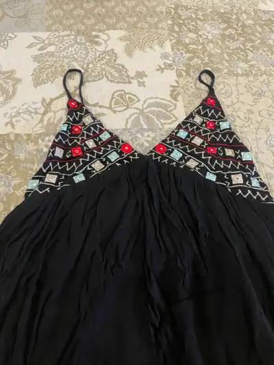 Vestido negro con bordados rojos - miniatura 2
