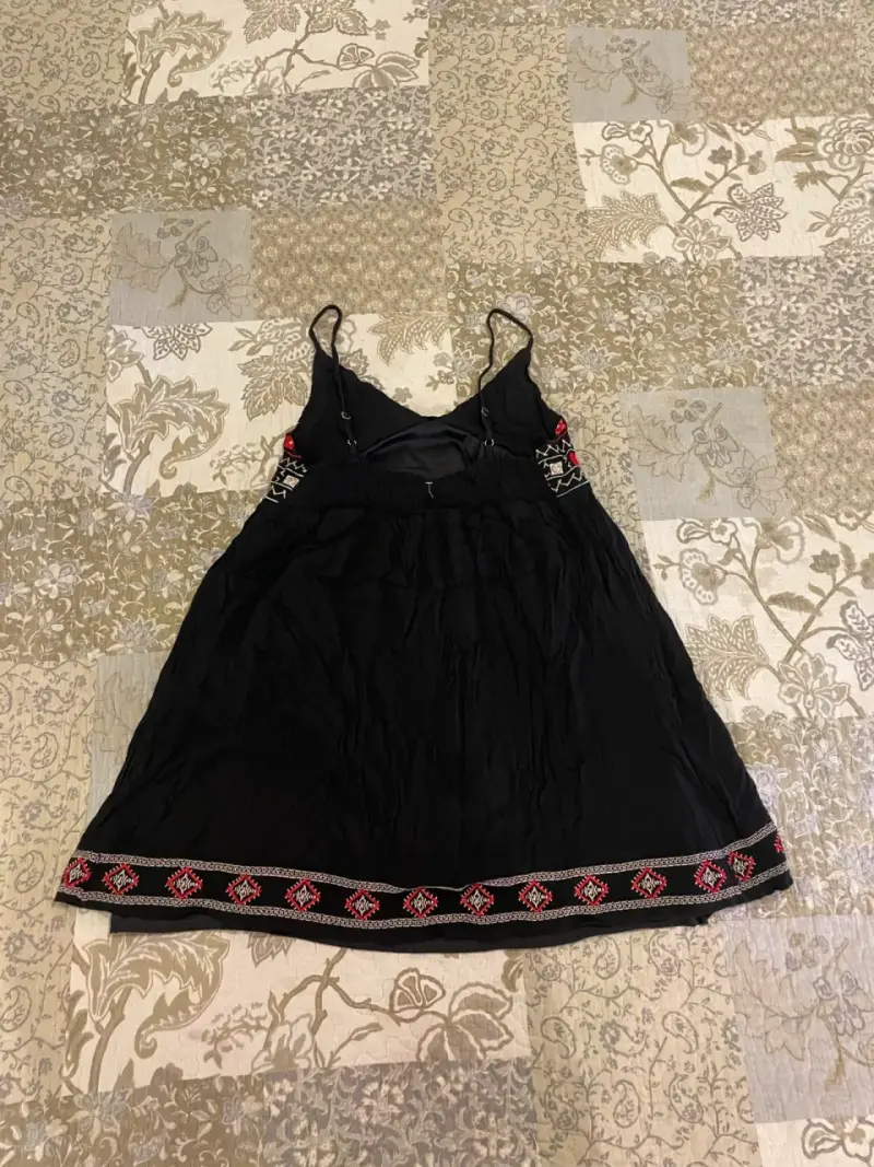 Vestido negro con bordados rojos - 3