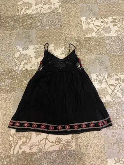 Vestido negro con bordados rojos - miniatura 3