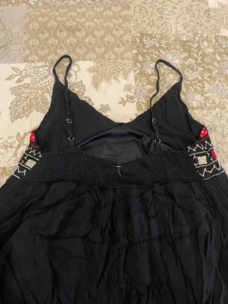 Vestido negro con bordados rojos - 4