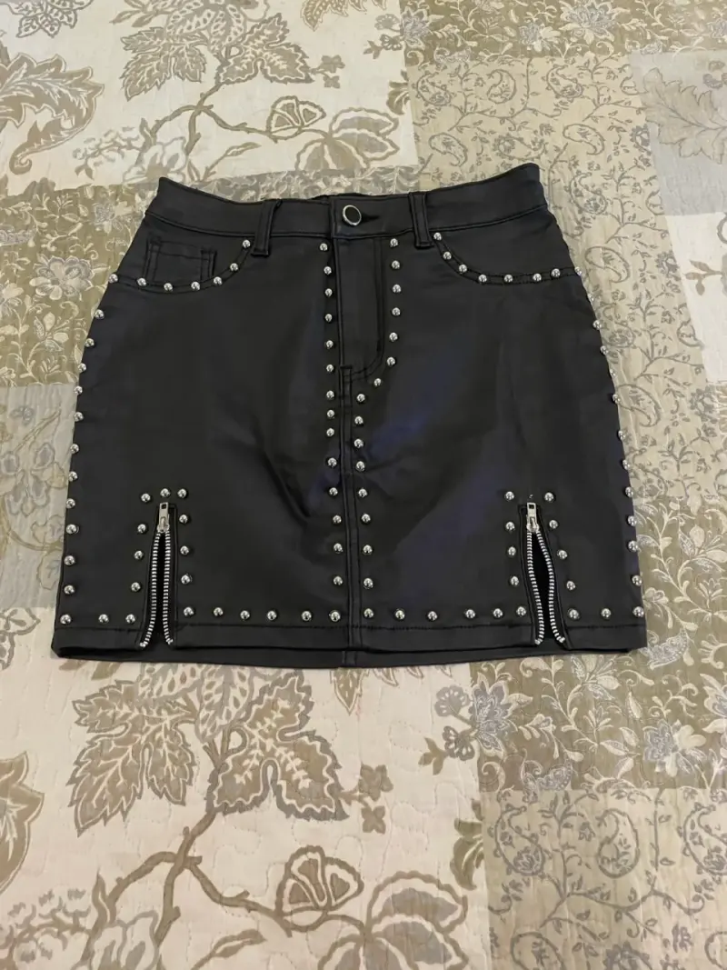 Mini falda negra con tachas - 3