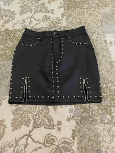 Mini falda negra con tachas - miniatura 3