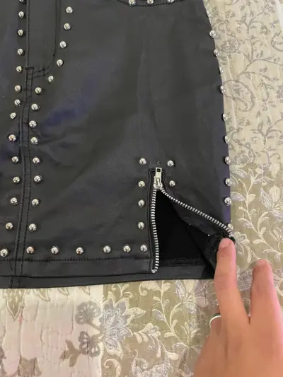 Mini falda negra con tachas - miniatura 4