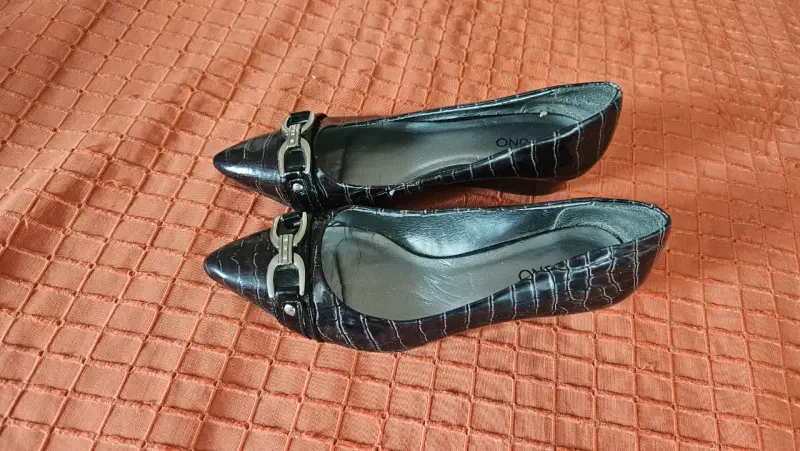 Zapatos negros de charol con hebilla. Via Uno