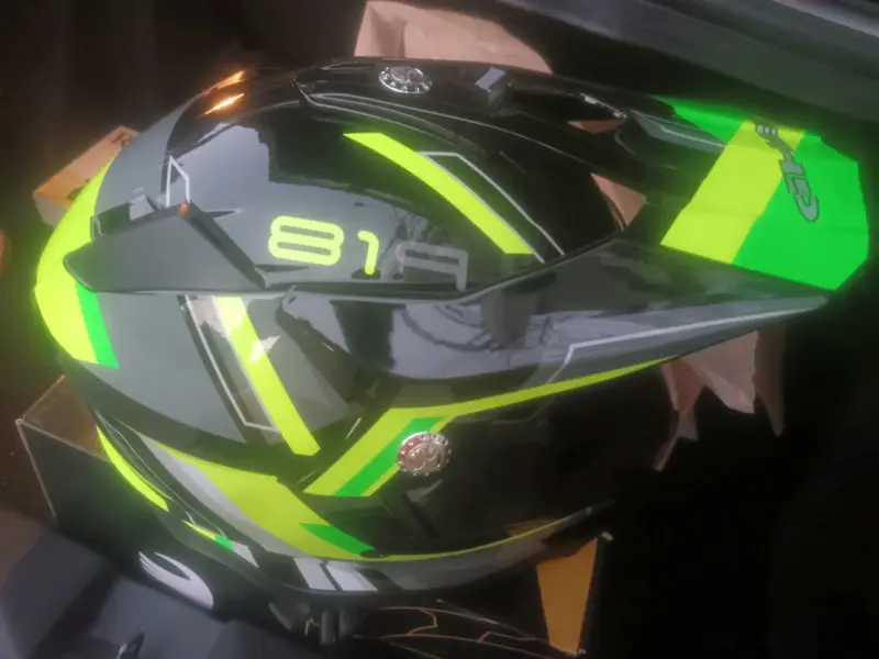 Casco de moto negro y verde - 1