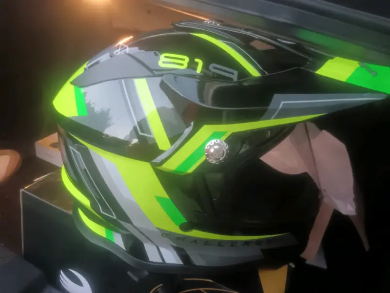 Casco de moto negro y verde - 2