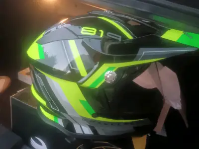 Casco de moto negro y verde - miniatura 2