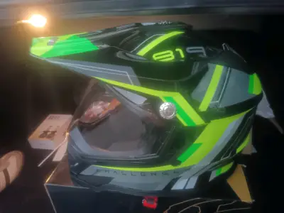 Casco de moto negro y verde - miniatura 3