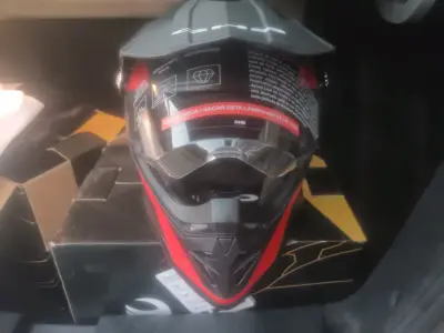 Casco de moto negro y verde - miniatura 4
