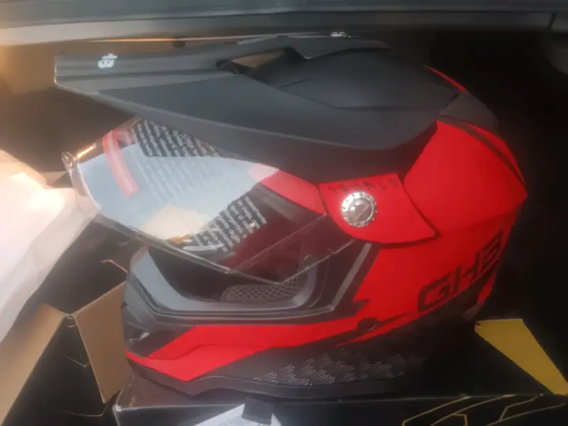 Casco de moto negro y verde - 5