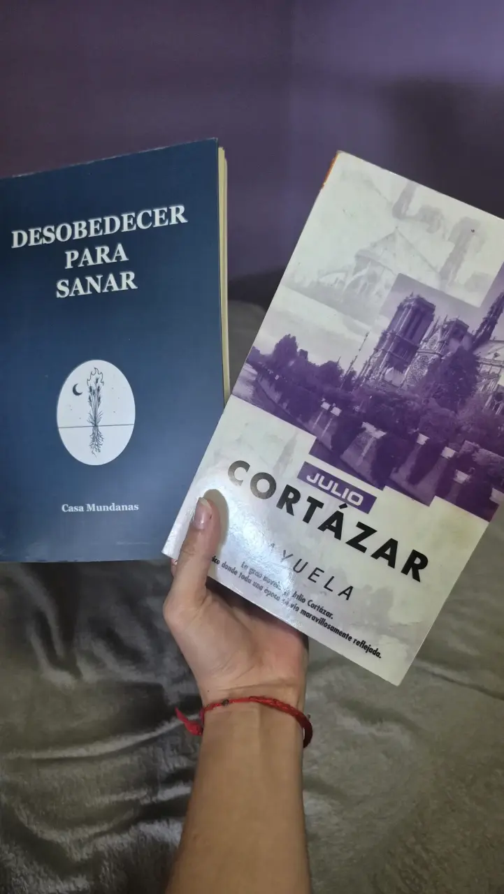 Lote de libros 'Rayuela' y 'Desobedecer para sanar'