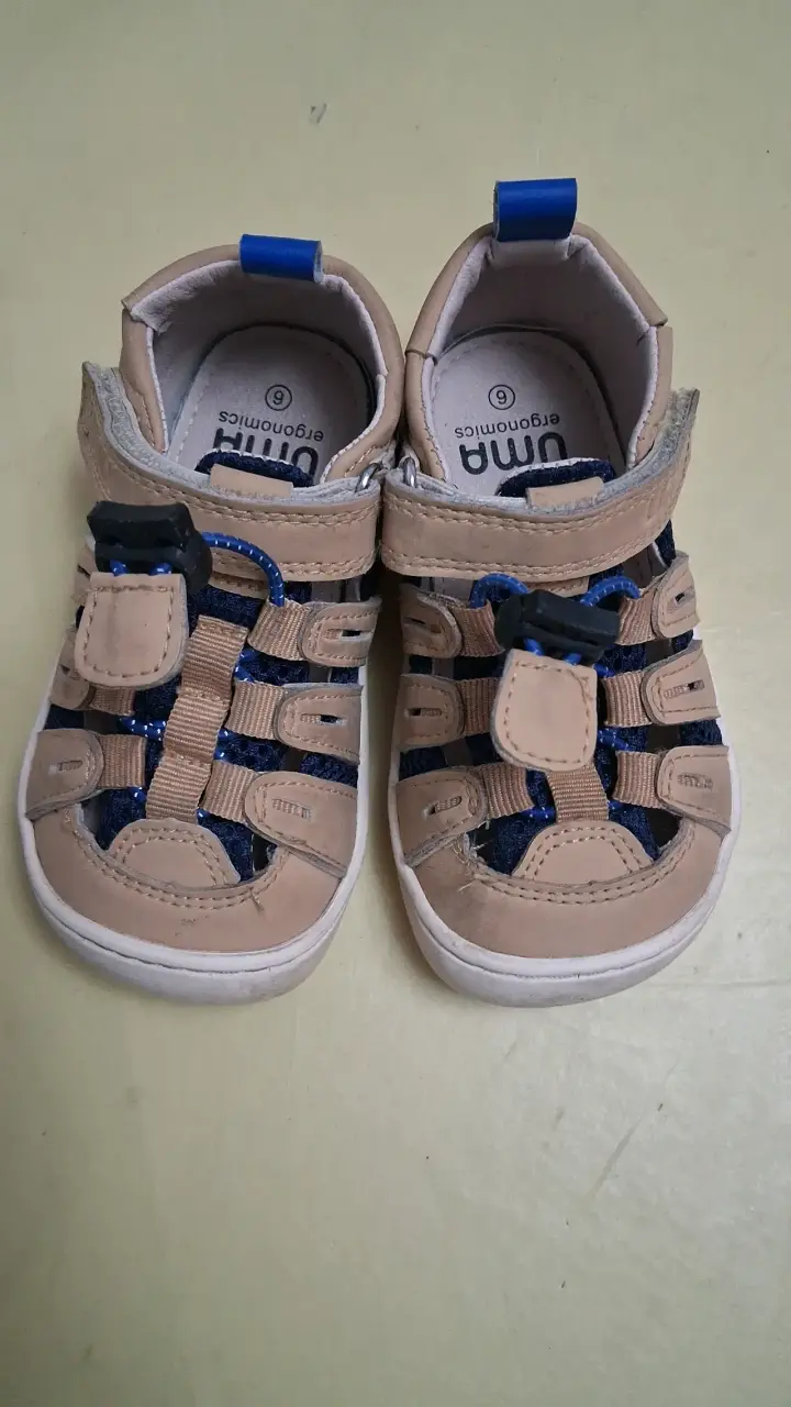 Sandalias infantiles beige y azul - 1