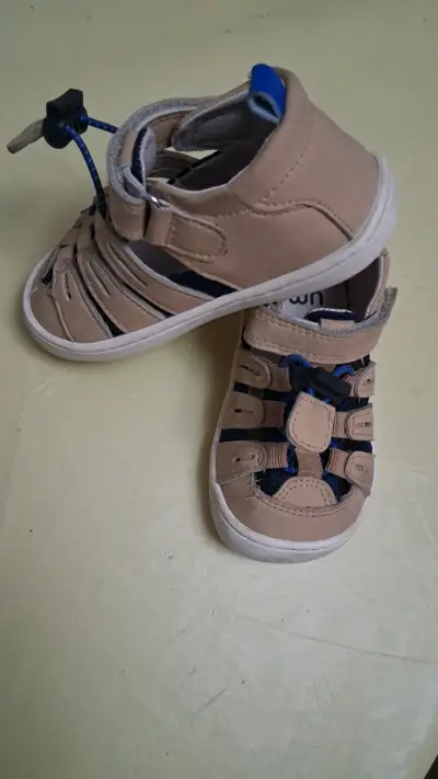 Sandalias infantiles beige y azul - miniatura 2