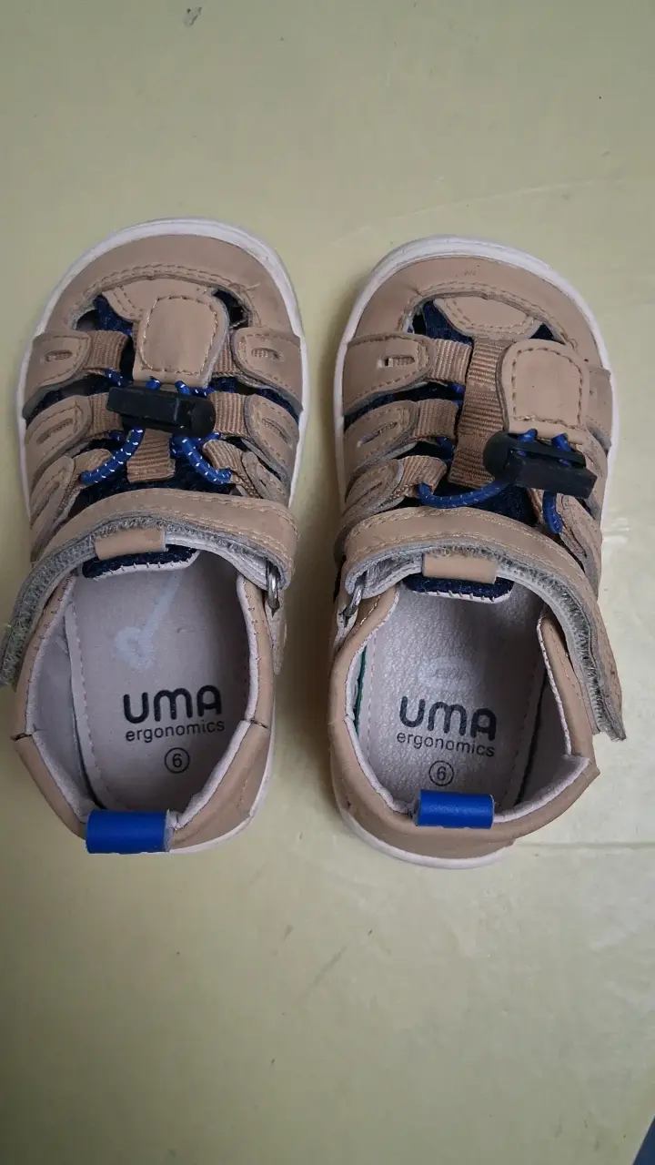 Sandalias infantiles beige y azul - 3