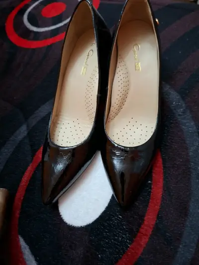 Zapatos de tacón negros elegantes - miniatura 1