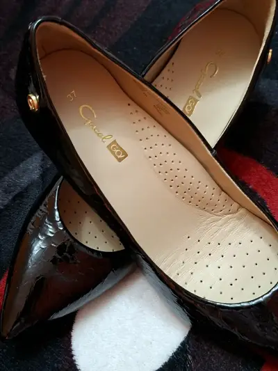 Zapatos de tacón negros elegantes - miniatura 3