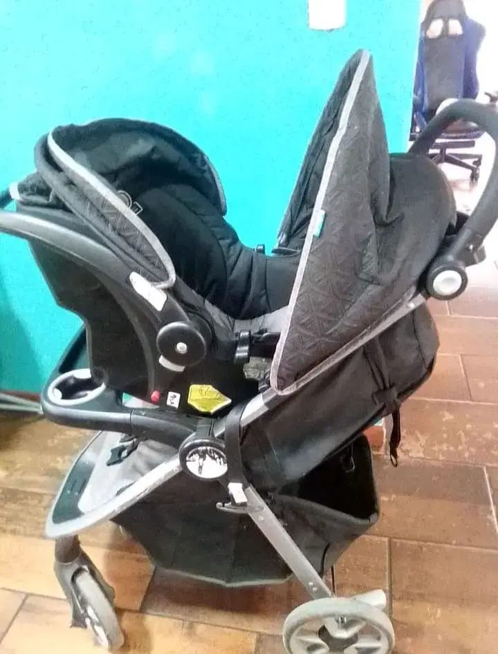 Coche de bebé negro - 1