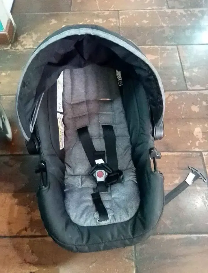 Coche de bebé negro - 2