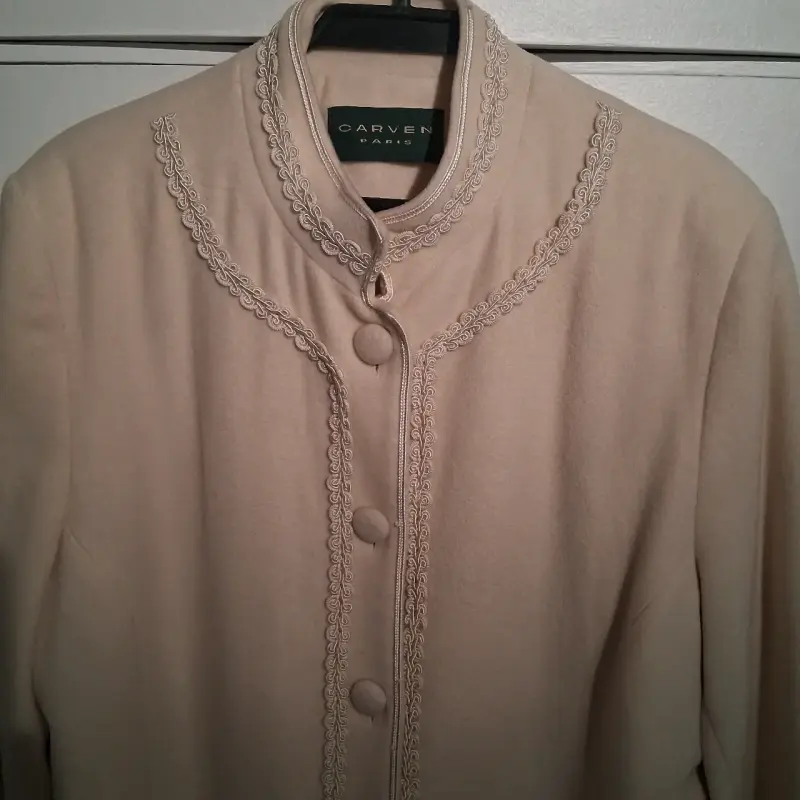 Abrigo beige con detalles encaje - 1
