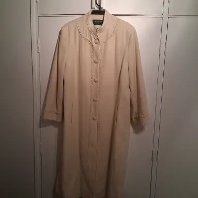 Abrigo beige con detalles encaje - miniatura 2