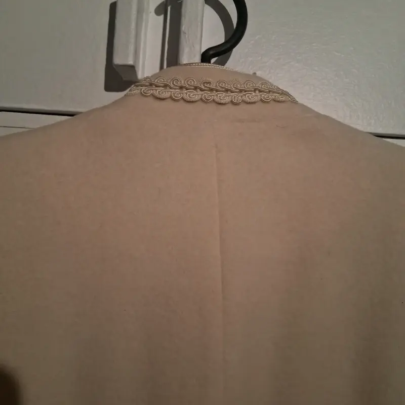 Abrigo beige con detalles encaje - 4