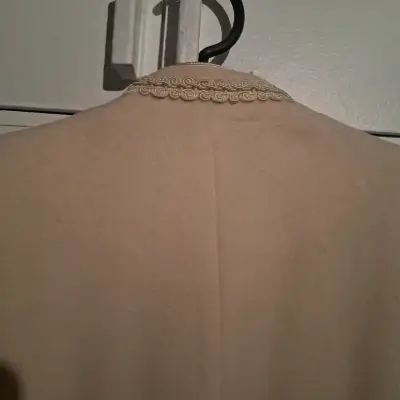 Abrigo beige con detalles encaje - miniatura 4