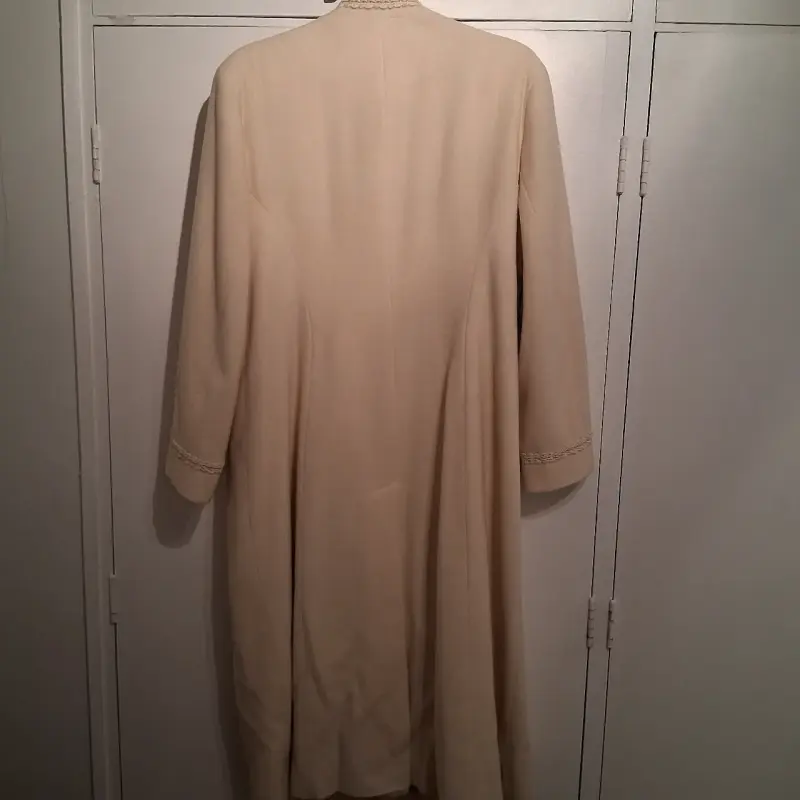 Abrigo beige con detalles encaje - 5
