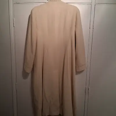 Abrigo beige con detalles encaje - miniatura 5