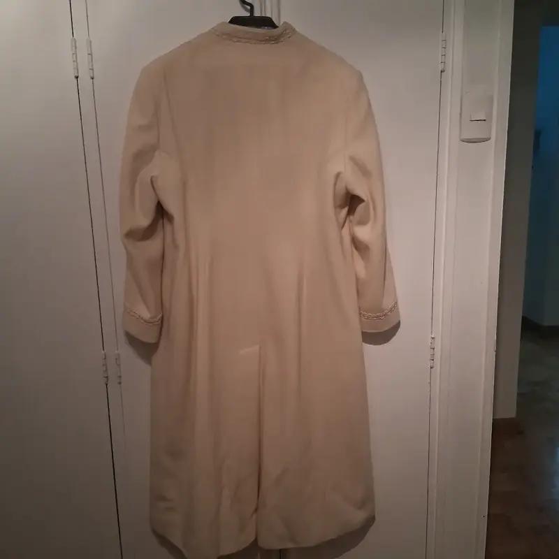 Abrigo beige con detalles encaje - 6