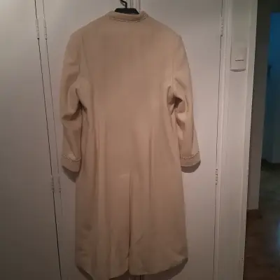 Abrigo beige con detalles encaje - miniatura 6