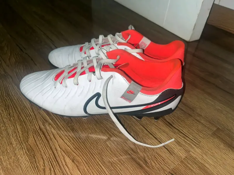 Zapatos de fútbol Nike blancos