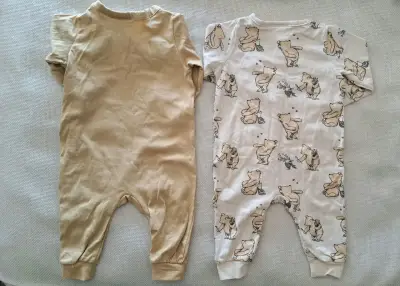 Pijamas bebé estampados nuevos +Calcetines - miniatura 2