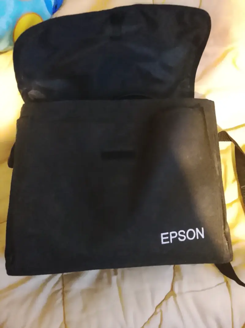 Proyector Epson con control remoto - 2