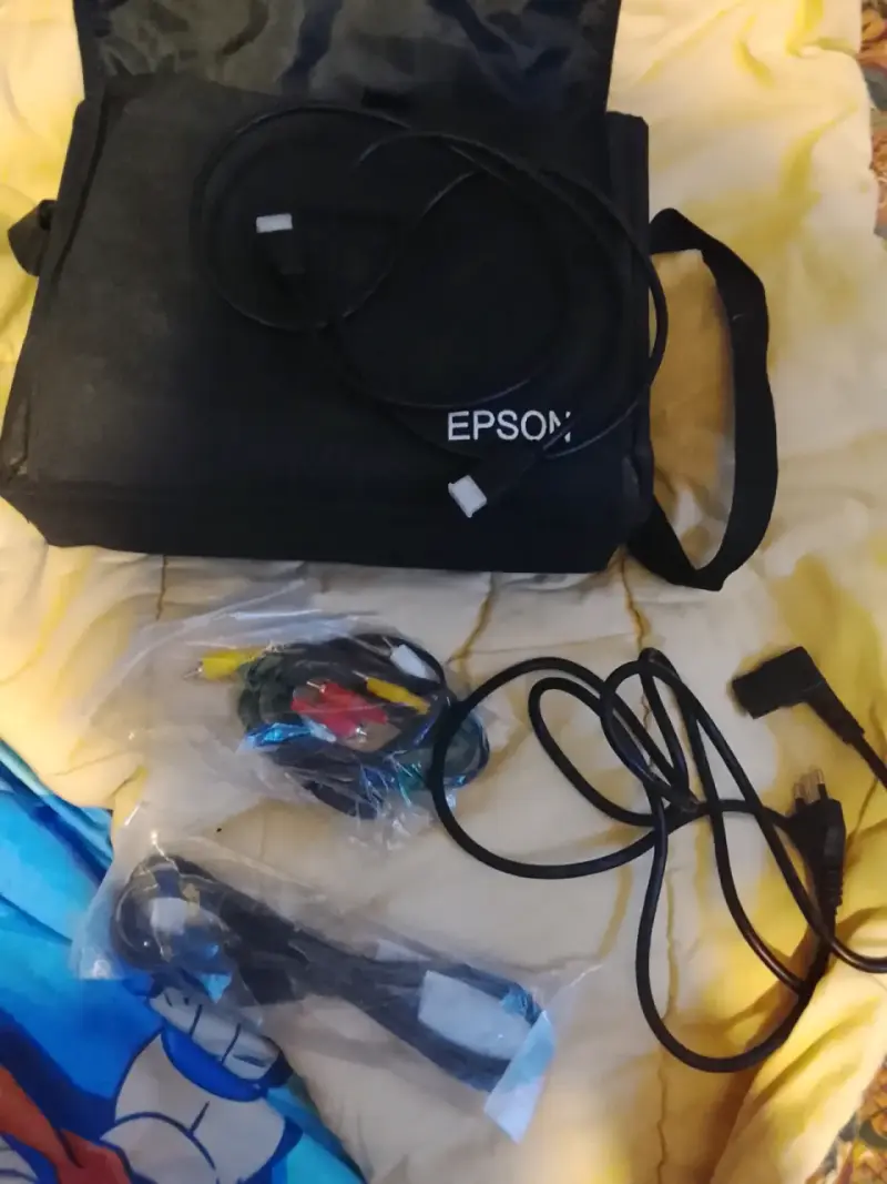 Proyector Epson con control remoto - 3