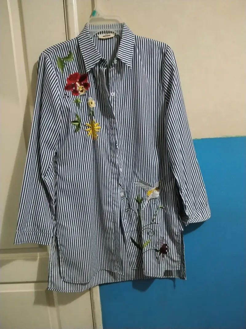 Camisa a rayas con bordados