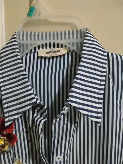 Camisa a rayas con bordados - miniatura 2