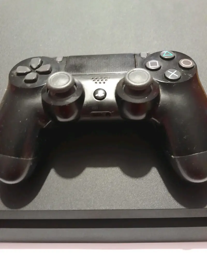 Consola PlayStation Slim con control - 3