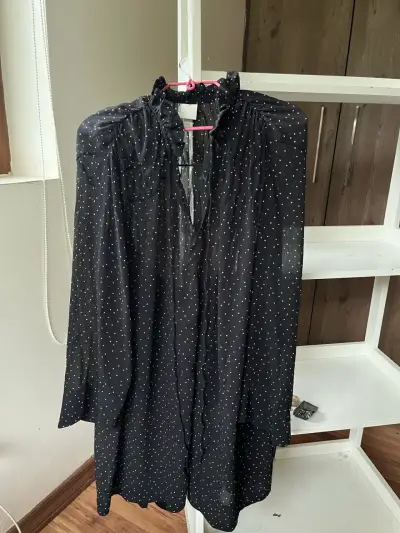 Blusa negra con estampado de puntos - miniatura 1