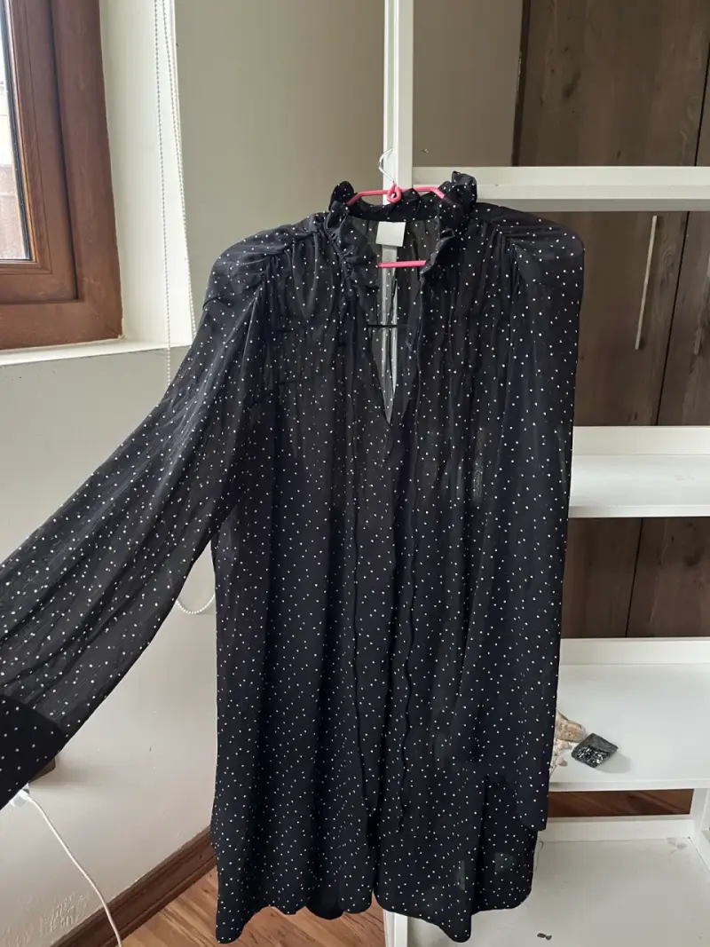 Blusa negra con estampado de puntos - 2