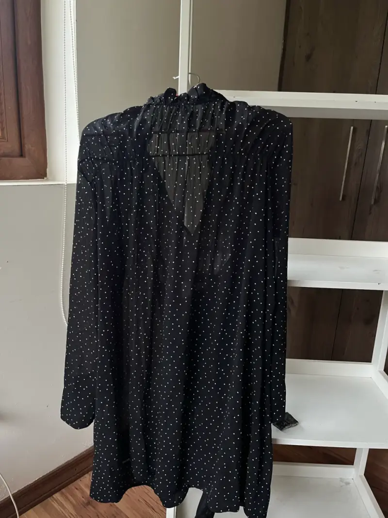 Blusa negra con estampado de puntos - 3